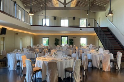 Montgolfière en cours de gonflage sur une pelouse, avec un manoir en arrière-plan et des arbres environnants.