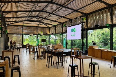 Montgolfière en cours de gonflage sur une pelouse, avec un manoir en arrière-plan et des arbres environnants.