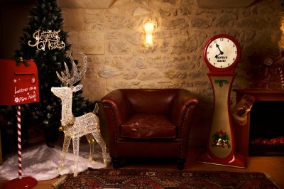 Montgolfière en cours de gonflage sur une pelouse, avec un manoir en arrière-plan et des arbres environnants.