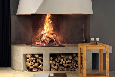 Montgolfière en cours de gonflage sur une pelouse, avec un manoir en arrière-plan et des arbres environnants.