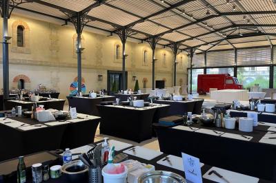 Montgolfière en cours de gonflage sur une pelouse, avec un manoir en arrière-plan et des arbres environnants.