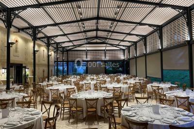 Montgolfière en cours de gonflage sur une pelouse, avec un manoir en arrière-plan et des arbres environnants.