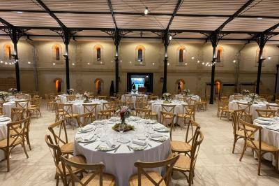 Montgolfière en cours de gonflage sur une pelouse, avec un manoir en arrière-plan et des arbres environnants.