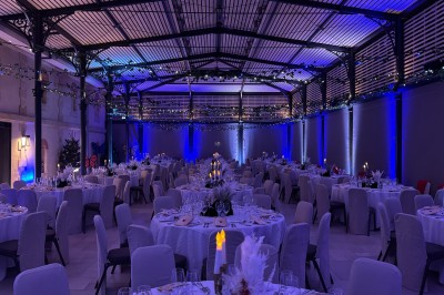 Montgolfière en cours de gonflage sur une pelouse, avec un manoir en arrière-plan et des arbres environnants.