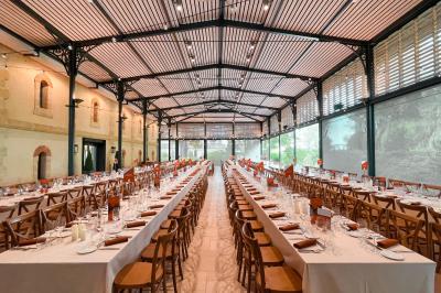 Montgolfière en cours de gonflage sur une pelouse, avec un manoir en arrière-plan et des arbres environnants.