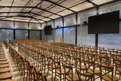 Montgolfière en cours de gonflage sur une pelouse, avec un manoir en arrière-plan et des arbres environnants.