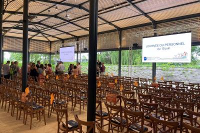Montgolfière en cours de gonflage sur une pelouse, avec un manoir en arrière-plan et des arbres environnants.