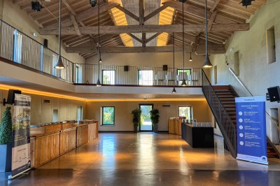 Montgolfière en cours de gonflage sur une pelouse, avec un manoir en arrière-plan et des arbres environnants.
