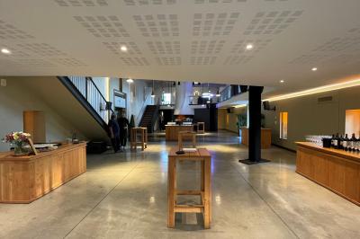 Montgolfière en cours de gonflage sur une pelouse, avec un manoir en arrière-plan et des arbres environnants.