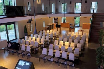 Montgolfière en cours de gonflage sur une pelouse, avec un manoir en arrière-plan et des arbres environnants.