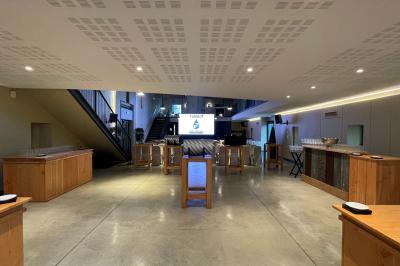 Montgolfière en cours de gonflage sur une pelouse, avec un manoir en arrière-plan et des arbres environnants.