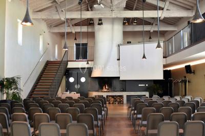 Montgolfière en cours de gonflage sur une pelouse, avec un manoir en arrière-plan et des arbres environnants.