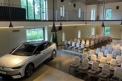 Montgolfière en cours de gonflage sur une pelouse, avec un manoir en arrière-plan et des arbres environnants.