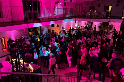 Montgolfière en cours de gonflage sur une pelouse, avec un manoir en arrière-plan et des arbres environnants.