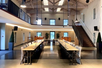 Montgolfière en cours de gonflage sur une pelouse, avec un manoir en arrière-plan et des arbres environnants.