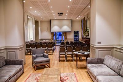 Montgolfière en cours de gonflage sur une pelouse, avec un manoir en arrière-plan et des arbres environnants.