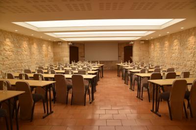 Montgolfière en cours de gonflage sur une pelouse, avec un manoir en arrière-plan et des arbres environnants.