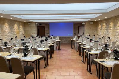 Montgolfière en cours de gonflage sur une pelouse, avec un manoir en arrière-plan et des arbres environnants.