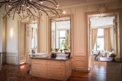 Montgolfière en cours de gonflage sur une pelouse, avec un manoir en arrière-plan et des arbres environnants.