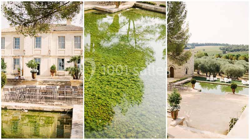 Vue d'un domaine avec une bâtisse en pierre, un bassin couvert de végétation et une cour entourée d'oliviers.
