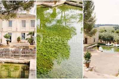 Tour en pierre entourée de végétation, avec bassin d'eau, chaises et tables en métal sur une terrasse ensoleillée.