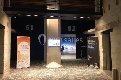 Miniature Location salle Avignon (Vaucluse) - Le Grenier à Sel #3 Salle d'exposition avec des œuvres accrochées aux murs, tables hautes et projection lumineuse ’Réseau AMA’.