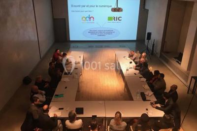 Miniature Location salle Avignon (Vaucluse) - Le Grenier à Sel #4 Salle d'exposition avec des œuvres accrochées aux murs, tables hautes et projection lumineuse ’Réseau AMA’.