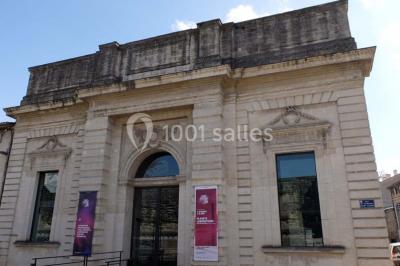 Miniature Location salle Avignon (Vaucluse) - Le Grenier à Sel #2 Salle d'exposition avec des œuvres accrochées aux murs, tables hautes et projection lumineuse ’Réseau AMA’.