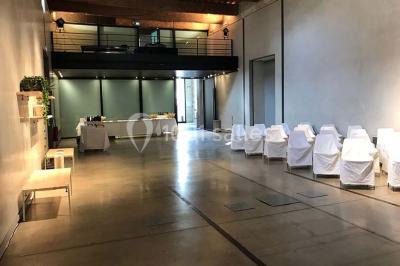 Miniature Location salle Avignon (Vaucluse) - Le Grenier à Sel #6 Salle d'exposition avec des œuvres accrochées aux murs, tables hautes et projection lumineuse ’Réseau AMA’.