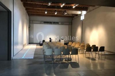 Miniature Location salle Avignon (Vaucluse) - Le Grenier à Sel #7 Salle d'exposition avec des œuvres accrochées aux murs, tables hautes et projection lumineuse ’Réseau AMA’.