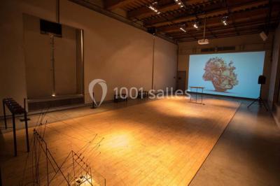 Miniature Location salle Avignon (Vaucluse) - Le Grenier à Sel #1 Salle d'exposition avec des œuvres accrochées aux murs, tables hautes et projection lumineuse ’Réseau AMA’.