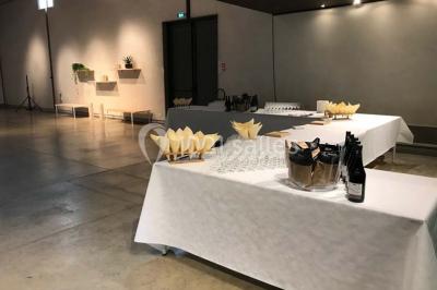 Miniature Location salle Avignon (Vaucluse) - Le Grenier à Sel #8 Salle d'exposition avec des œuvres accrochées aux murs, tables hautes et projection lumineuse ’Réseau AMA’.