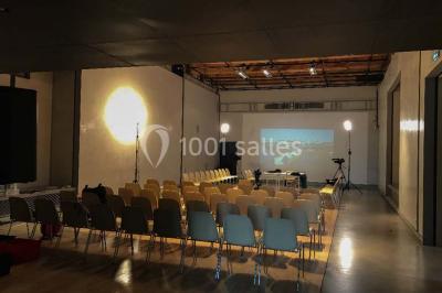 Miniature Location salle Avignon (Vaucluse) - Le Grenier à Sel #5 Salle d'exposition avec des œuvres accrochées aux murs, tables hautes et projection lumineuse ’Réseau AMA’.