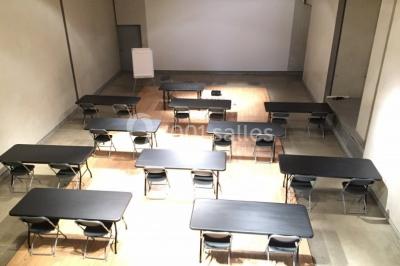 Miniature Location salle Avignon (Vaucluse) - Le Grenier à Sel #9 Salle d'exposition avec des œuvres accrochées aux murs, tables hautes et projection lumineuse ’Réseau AMA’.