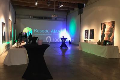 Miniature Location salle Avignon (Vaucluse) - Le Grenier à Sel #11 Salle d'exposition avec des œuvres accrochées aux murs, tables hautes et projection lumineuse ’Réseau AMA’.