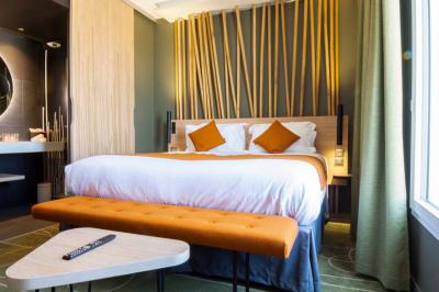 Miniature Location salle Montpellier (Hérault) - Hôtel Belaroïa #8 Salle de sport équipée d'un tapis de course en bois, d'un vélo d'exercice, d'haltères et d'un espalier.