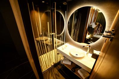 Miniature Location salle Montpellier (Hérault) - Hôtel Belaroïa #16 Salle de sport équipée d'un tapis de course en bois, d'un vélo d'exercice, d'haltères et d'un espalier.