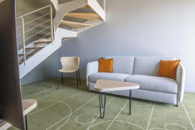 Miniature Location salle Montpellier (Hérault) - Hôtel Belaroïa #14 Salle de sport équipée d'un tapis de course en bois, d'un vélo d'exercice, d'haltères et d'un espalier.