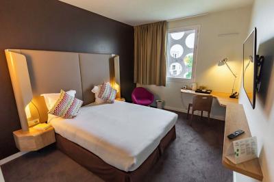 Miniature Location salle Montpellier (Hérault) - Hôtel Belaroïa #10 Salle de sport équipée d'un tapis de course en bois, d'un vélo d'exercice, d'haltères et d'un espalier.