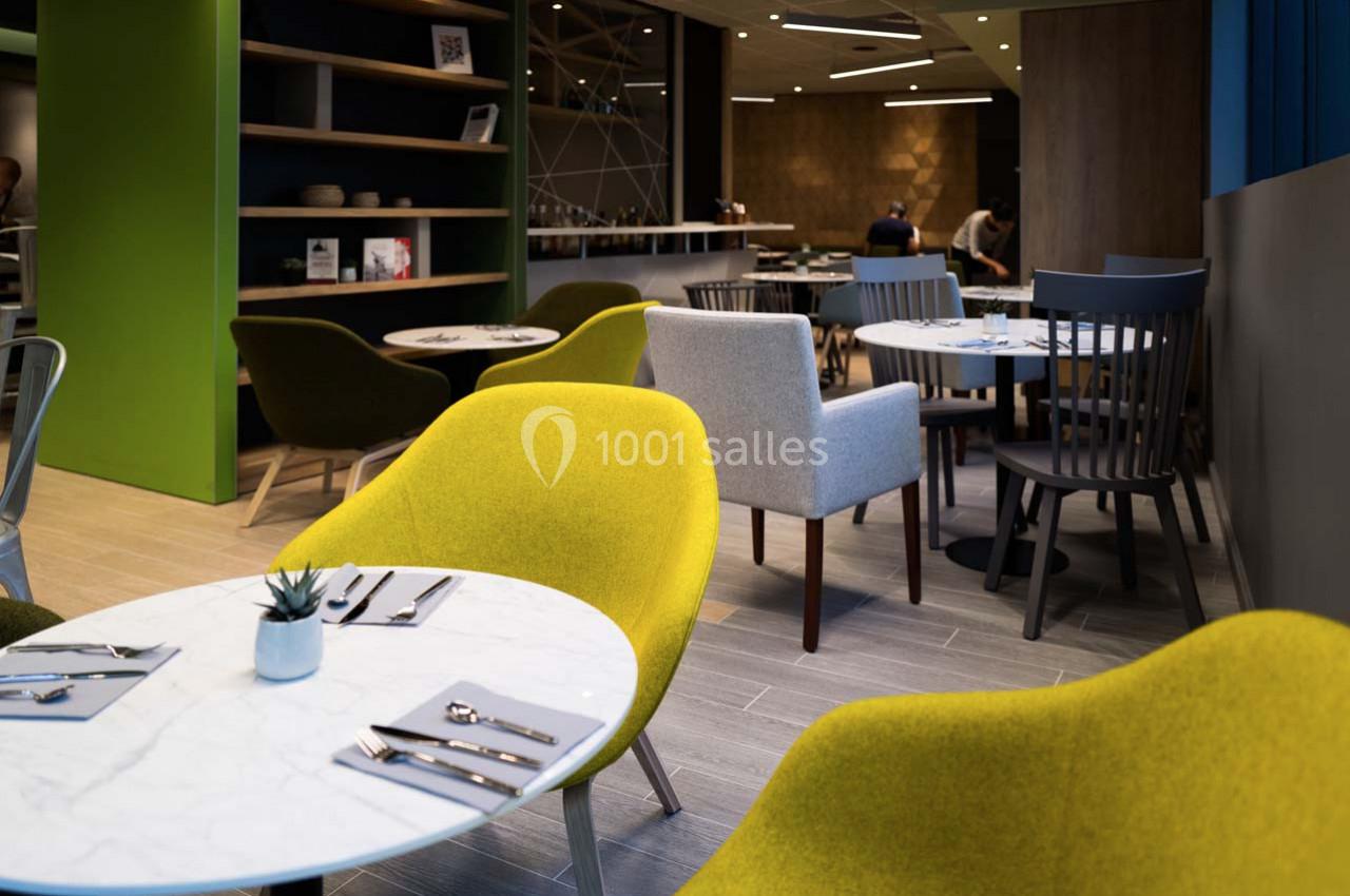 Location salle Montpellier (Hérault) - Hôtel Belaroïa #4 Salle de restaurant moderne avec tables rondes, chaises colorées et décoration épurée.