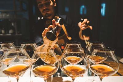 Miniature Location salle Montpellier (Hérault) - Hôtel Belaroïa #6 Salle de sport équipée d'un tapis de course en bois, d'un vélo d'exercice, d'haltères et d'un espalier.