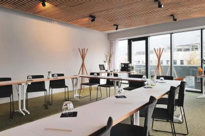 Miniature Location salle Montpellier (Hérault) - Hôtel Belaroïa #1 Salle de sport équipée d'un tapis de course en bois, d'un vélo d'exercice, d'haltères et d'un espalier.