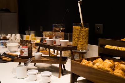 Miniature Location salle Montpellier (Hérault) - Hôtel Belaroïa #24 Salle de sport équipée d'un tapis de course en bois, d'un vélo d'exercice, d'haltères et d'un espalier.