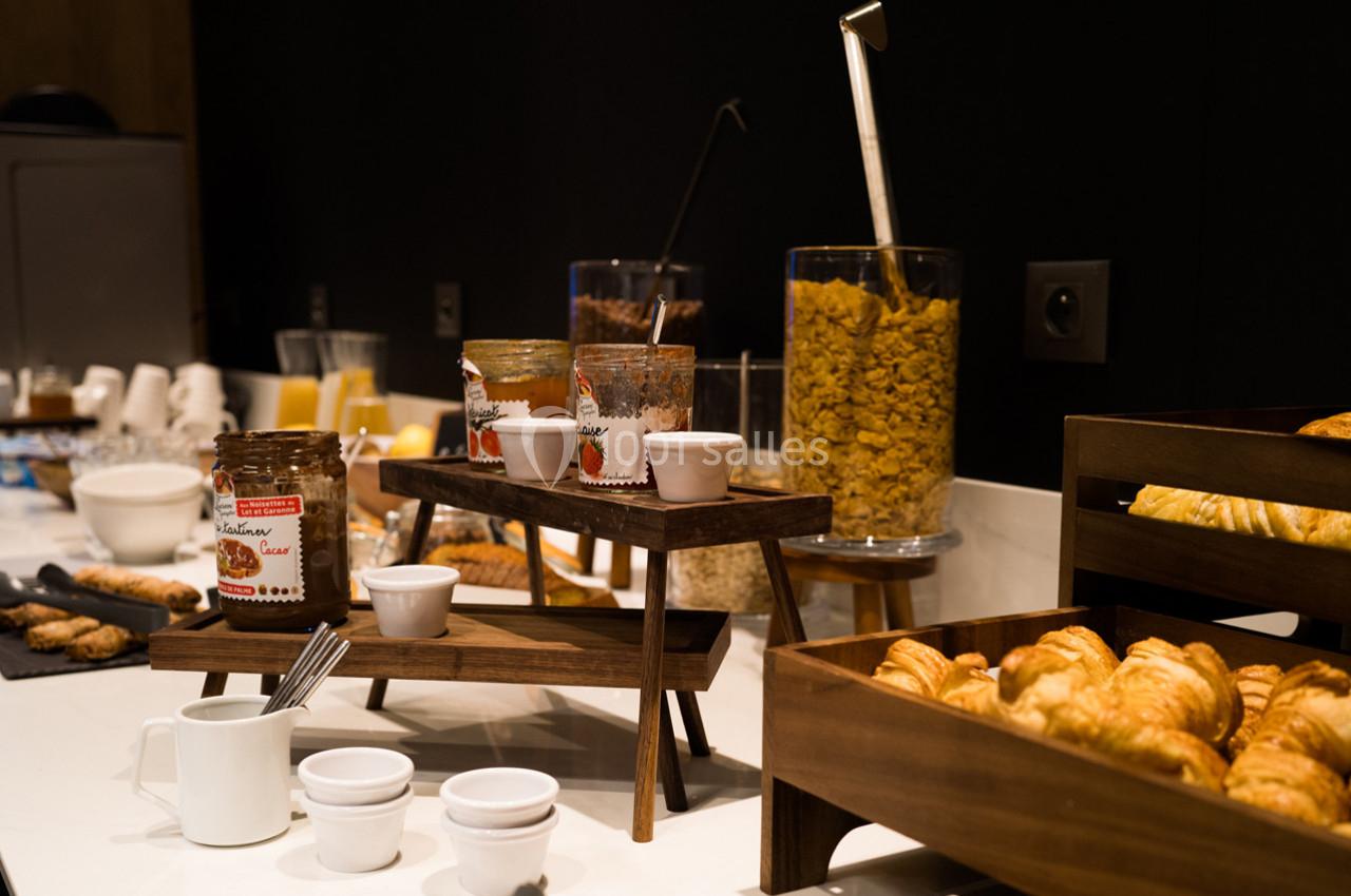 Location salle Montpellier (Hérault) - Hôtel Belaroïa #24 Buffet de petit-déjeuner avec croissants, céréales, confitures et boissons disposés sur une table.