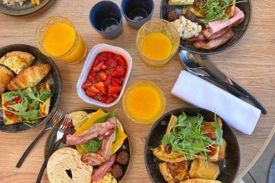 Miniature Location salle Montpellier (Hérault) - Hôtel Belaroïa #25 Salle de sport équipée d'un tapis de course en bois, d'un vélo d'exercice, d'haltères et d'un espalier.