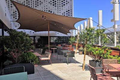Miniature Location salle Montpellier (Hérault) - Hôtel Belaroïa #2 Salle de sport équipée d'un tapis de course en bois, d'un vélo d'exercice, d'haltères et d'un espalier.
