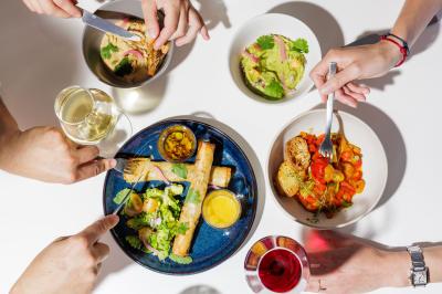 Miniature Location salle Montpellier (Hérault) - Hôtel Belaroïa #20 Salle de sport équipée d'un tapis de course en bois, d'un vélo d'exercice, d'haltères et d'un espalier.