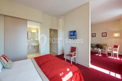 Une femme assise devant des machines à sous dans un casino, regardant l'écran de jeu.