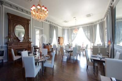 Une femme assise devant des machines à sous dans un casino, regardant l'écran de jeu.