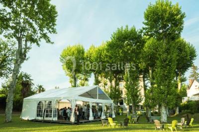 Une femme assise devant des machines à sous dans un casino, regardant l'écran de jeu.